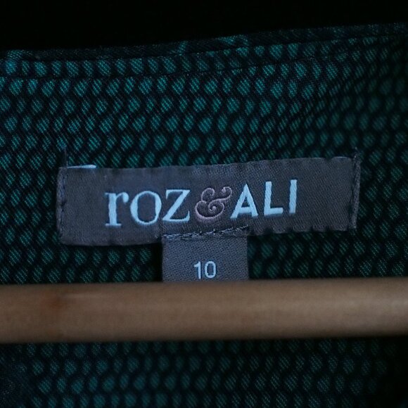 Roz & Ali | Beautiful Lace Print Sleeveless Box Pleat Dress - Picture 2 of 6